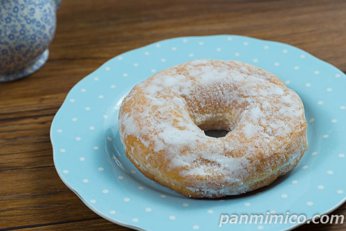 白バラ牛乳使用のふんわりドーナツ【セブンイレブン】斜めから撮った写真