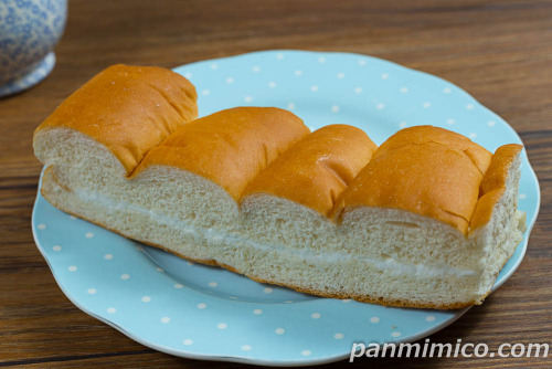 牛乳パン（ヒラヤミルク入りのクリーム）【ローソン】斜めから撮った写真