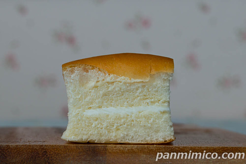 牛乳パン（ヒラヤミルク入りのクリーム）【ローソン】断面の写真