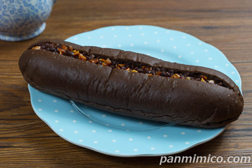 GODIVA　ショコラロール　チョコチップ＆アーモンド【ローソン】斜めから撮った写真