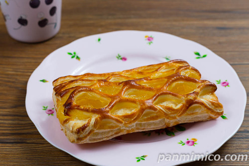 孤爪研磨の国産リンゴアップルパイ【ファミリーマート】斜めから撮った写真