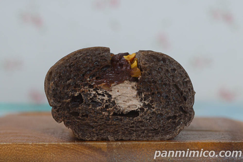 GODIVA　ショコラロール　チョコチップ＆アーモンド【ローソン】断面の写真