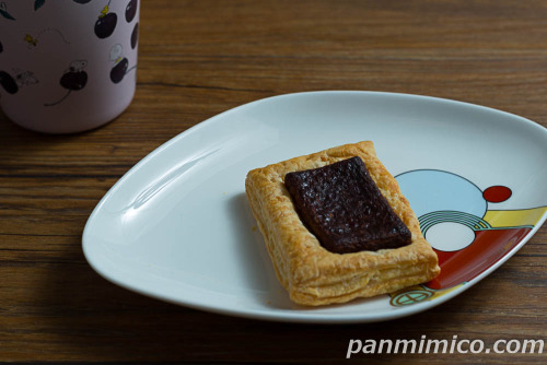 ７Ｐ　ホロっと食感 焼きショコラ３個入【セブンイレブン】斜めから撮った写真