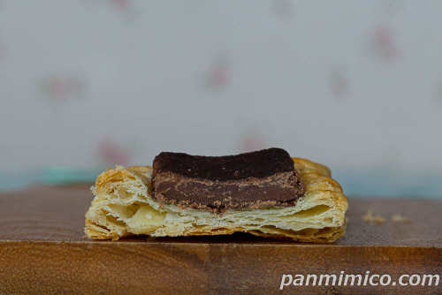 ７Ｐ　ホロっと食感 焼きショコラ３個入【セブンイレブン】断面の写真