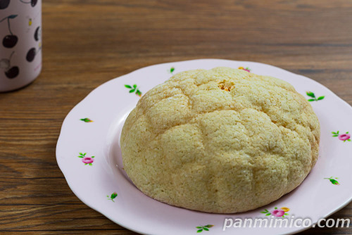 大きな赤肉メロンパン（メロンホイップクリーム）【ヤマザキ】斜めから撮った写真