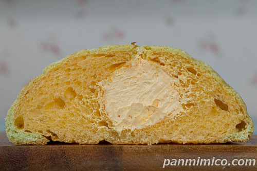 大きな赤肉メロンパン（メロンホイップクリーム）【ヤマザキ】断面の写真