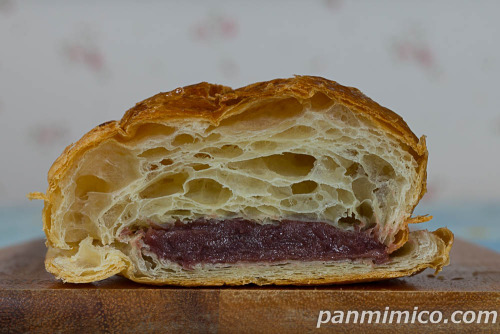 どかっとデニッシュ（つぶあん）【ヤマザキ】断面の写真