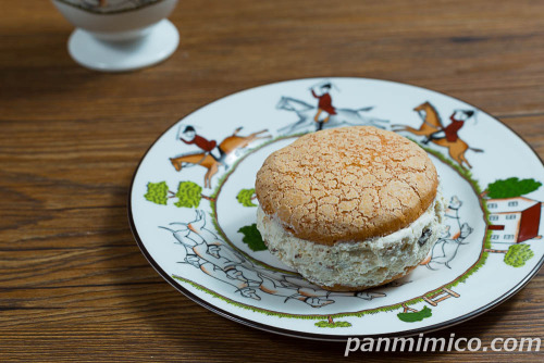 クリームたっぷり生ブッセ（ラムレーズン）【ヤマザキ】斜めから撮った写真