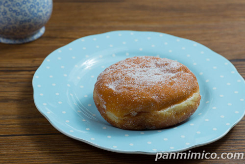 生ドーナツ（カスタードホイップ）【ヤマザキ】斜めから撮った写真