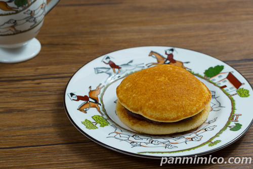 大入どらやき【Pasco】斜めから撮った写真