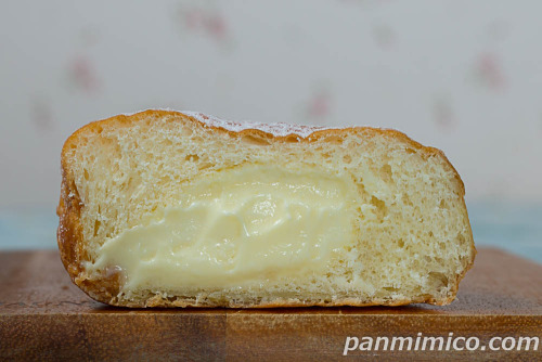 生ドーナツ（カスタードホイップ）【ヤマザキ】断面の写真