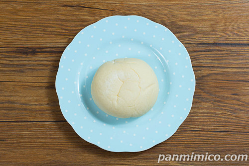 たっぷりミルククリームパン【ファミリーマート】上から撮った写真