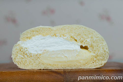 たっぷりミルククリームパン【ファミリーマート】断面の写真