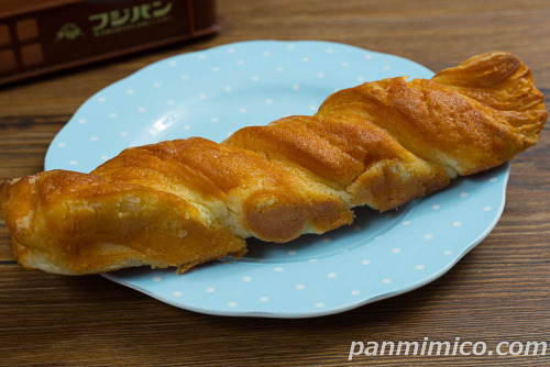 バトン・デ・クロワッサン【フジパン】斜めから撮った写真