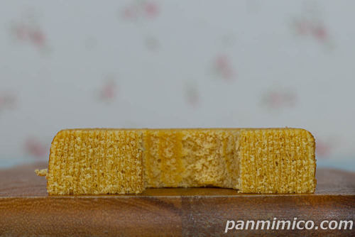 バウムクーヘン　きゃにゃめる味【ファミリーマート】断面の写真