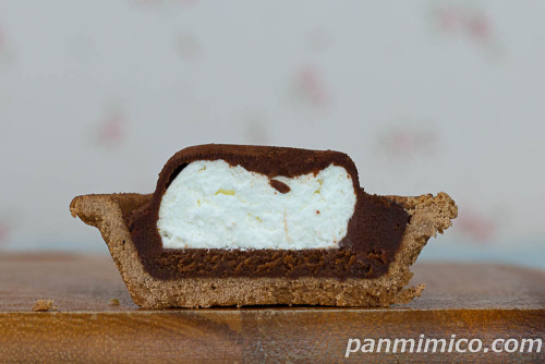 ホイップ包みのショコラタルト【ファミリーマート】断面の写真