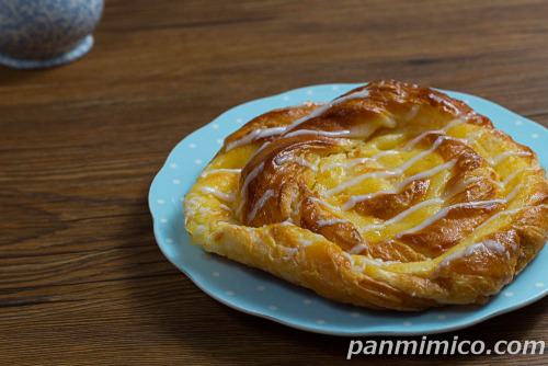 ミニスナックゴールド（ベイクドチーズケーキ風味）【ヤマザキ】斜めから撮った写真