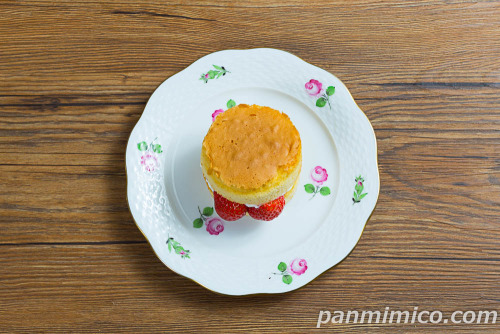 ふんわりホットケーキ風サンド　いちご【ファミリーマート】上から撮った写真