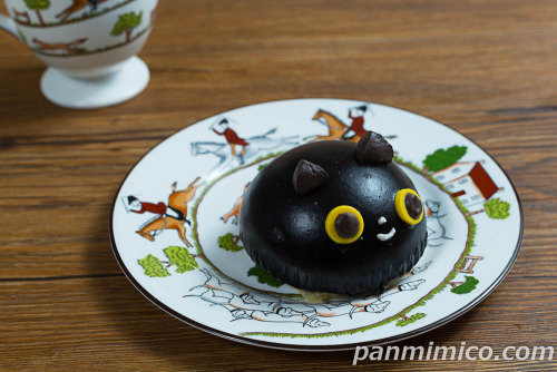 クロネコのチョコケーキ【ファミリーマート】斜めから撮った写真