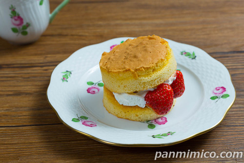 ふんわりホットケーキ風サンド　いちご【ファミリーマート】斜めから撮った写真