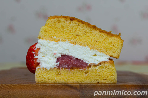 ふんわりホットケーキ風サンド　いちご【ファミリーマート】断面の写真
