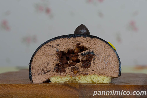 クロネコのチョコケーキ【ファミリーマート】断面の写真