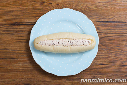 クッキークリームの白いコッペパン【セブンイレブン】上から撮った写真