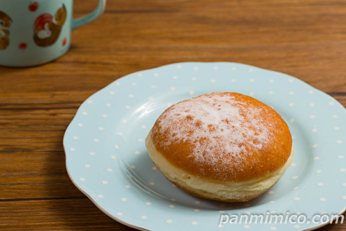 カスタードホイップドーナツ【セブンイレブン】斜めから撮った写真