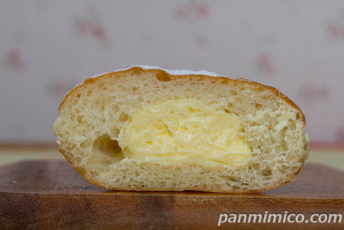 カスタードホイップドーナツ【セブンイレブン】断面の写真