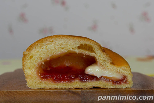 果肉楽しむいちごジャム＆練乳【第一パン】断面の写真