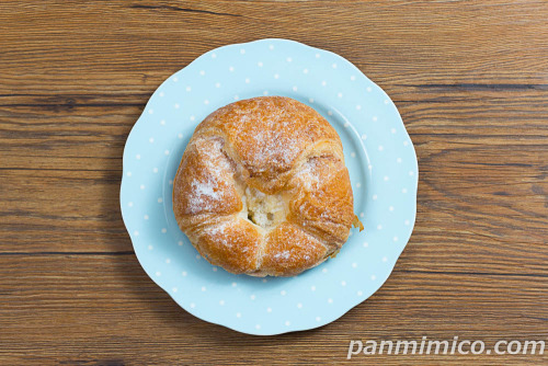 濃厚カスタード＆ホイップクロワッサン【ヤマザキ】上から撮った写真