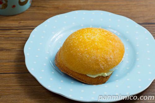 ダブルクリームシフォン(カスタード&ミルククリーム)【ヤマザキ】斜めから撮った写真