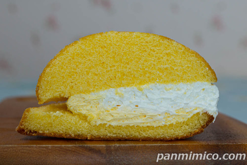 ダブルクリームシフォン(カスタード&ミルククリーム)【ヤマザキ】断面の写真