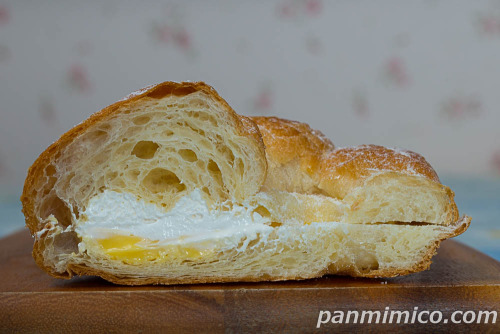 濃厚カスタード＆ホイップクロワッサン【ヤマザキ】断面の写真