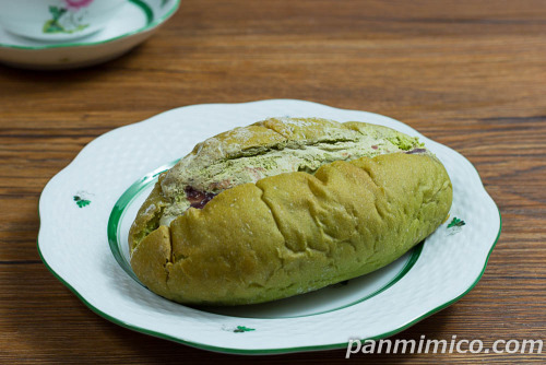 生フランスパン（宇治抹茶ホイップクリーム＆つぶあん）【ヤマザキ】斜めから撮った写真