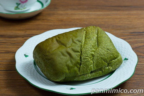 宇治抹茶デニッシュ（つぶあん＆宇治抹茶入りあん）【ヤマザキ】斜めから撮った写真