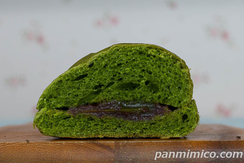 宇治抹茶デニッシュ（つぶあん＆宇治抹茶入りあん）【ヤマザキ】断面の写真