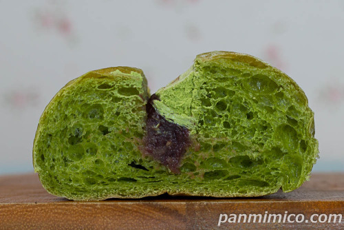 生フランスパン（宇治抹茶ホイップクリーム＆つぶあん）【ヤマザキ】断面の写真