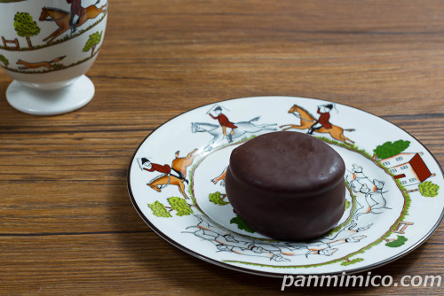 生 チョコパイ<ニューヨークチーズケーキ>【ロッテ】斜めから撮った写真