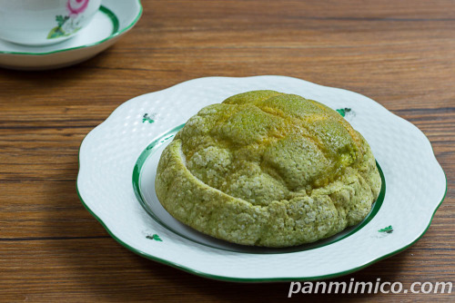 宇治抹茶メロンパン【ヤマザキ】斜めから撮った写真