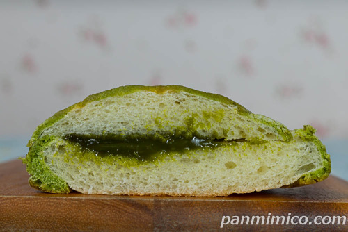 宇治抹茶メロンパン【ヤマザキ】断面の写真