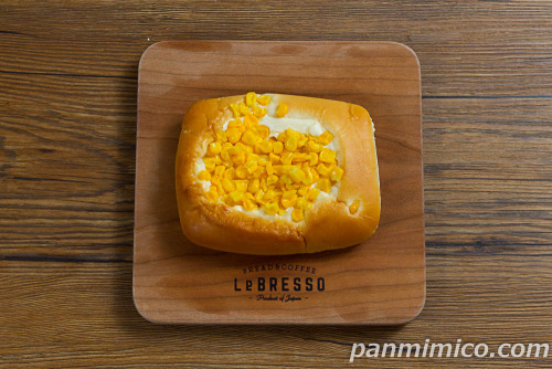 コーンパン【ヤマザキ】上から撮った写真