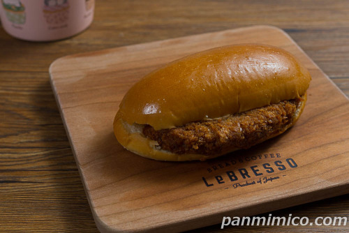 生コッペパン（コロッケ）【ファミリーマート】斜めから撮った写真