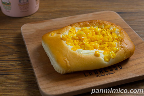 コーンパン【ヤマザキ】斜めから撮った写真