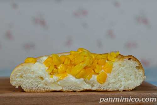 コーンパン【ヤマザキ】断面の写真