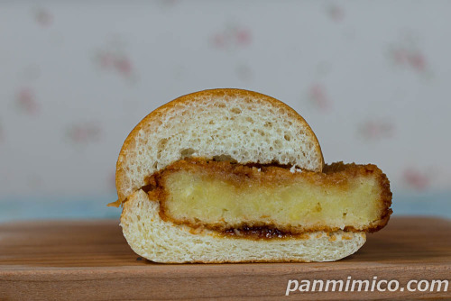 生コッペパン（コロッケ）【ファミリーマート】断面の写真