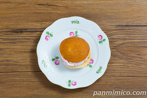 クリームたっぷり生どら焼（桜餅＆苺風味ホイップ）【ヤマザキ】上から撮った写真