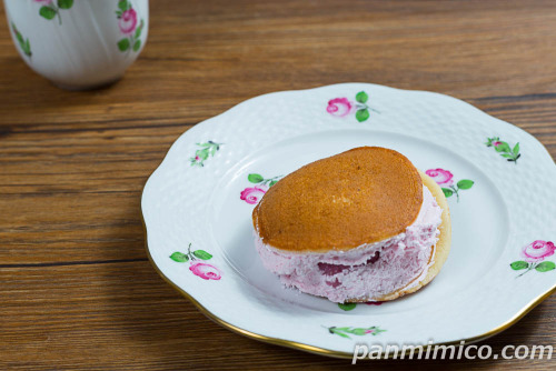 クリームたっぷり生どら焼（桜餅＆苺風味ホイップ）【ヤマザキ】斜めから撮った写真