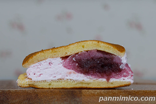 クリームたっぷり生どら焼（桜餅＆苺風味ホイップ）【ヤマザキ】断面の写真