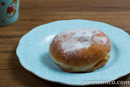 カスタード＆ホイップドーナツ【Pasco】斜めから撮った写真